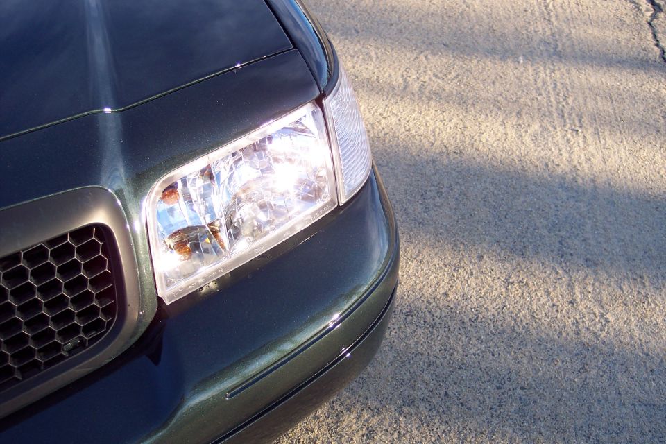 Dark green 2001 Ford Crown Victoria front corner with honeycomb grille and clear headlight