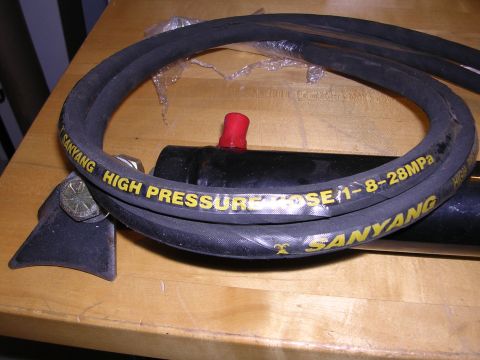 1983 Ferrari Enzo - A Sanyang high-pressure hydraulic hose is shown alongside a cylinder, with pressure ratings visible on the hose.