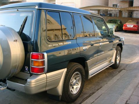 2000 Mitsubishi Montero - This Mitsubishi Pajero features a V6 3000 engine and a rear-mounted spare tire.