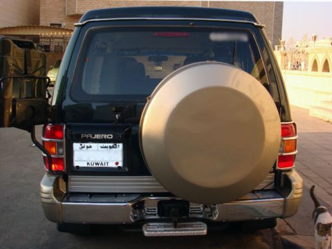 2000 Mitsubishi Montero - The rear of a dark green 2000 Mitsubishi Pajero is shown, a spare tire and a license plate from Kuwait.