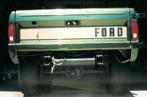 1975 Ford Bronco - The colors are 2000 Eddie Bauer Expedition Estate Green & Light Prarie Tan. The loose connector is for the trailer .