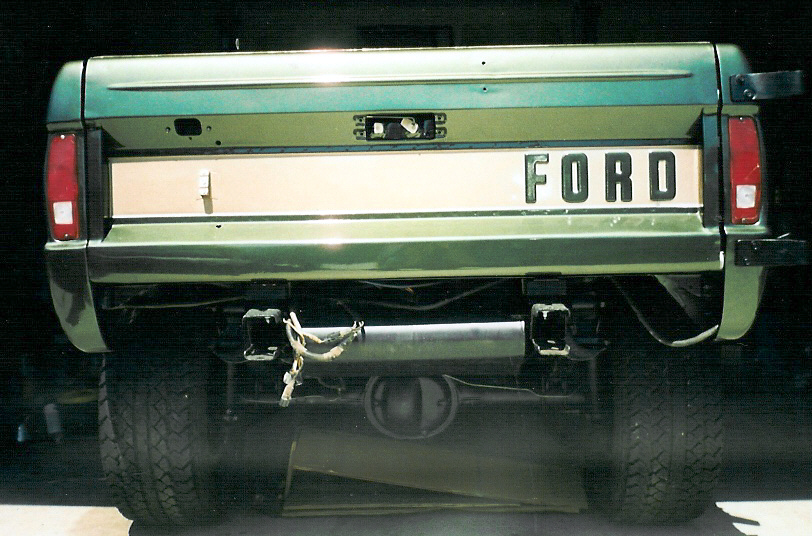 The colors are 2000 Eddie Bauer Expedition Estate Green & Light Prarie Tan.  The loose connector is for the trailer .