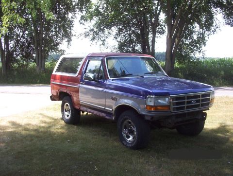 1985 Ford Bronco - This Ford Bronco appears to have a front clip swap from a 1992 F-150.