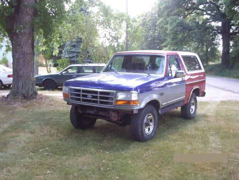1985 Ford Bronco - This Ford Bronco appears to be from the early 1990s, not a 1985 model as claimed.