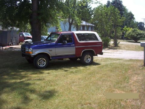 1985 Ford Bronco - This Ford Bronco features a mixed paint scheme with a red rear section and a blue front clip, suggesting a possible front-end swap.