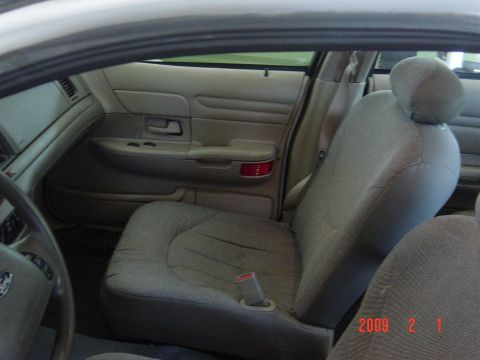 2002 Ford Crown Victoria photo