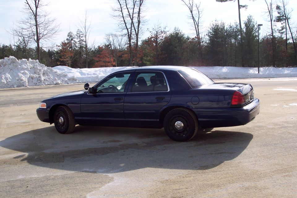 Dark blue 2001 Ford Crown Victoria sedan, side view