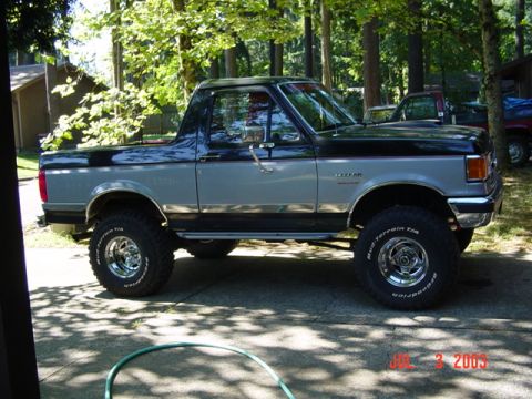 1989 Ford Bronco - Daytime side veiw