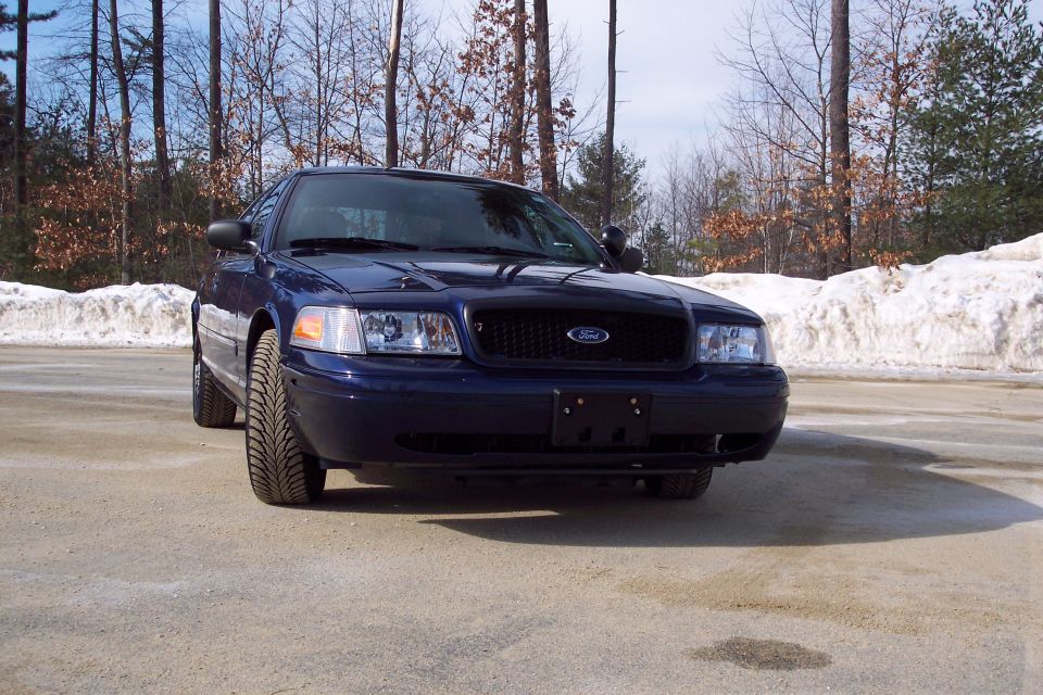 Dark blue 2001 Ford Crown Victoria front view