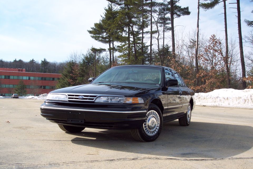 Black 2001 Ford Crown Victoria, 3q-front view