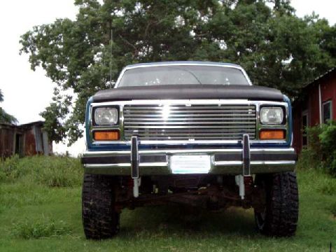 1984 Ford Bronco - Sky-J 6" lift, 35" MT tires, Stull chrome grille
