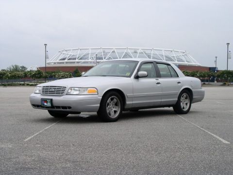 2001 Ford Crown Victoria photo