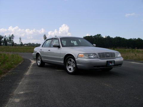 2001 Ford Crown Victoria photo