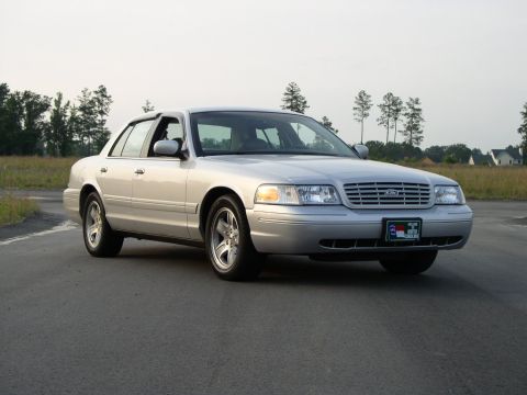 2001 Ford Crown Victoria photo