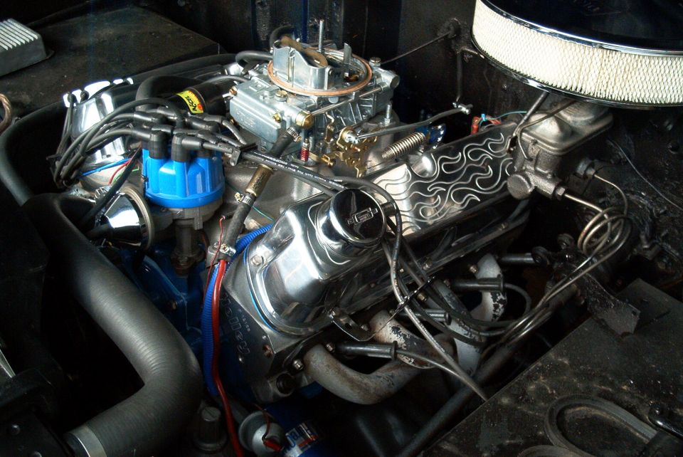 Chrome-dressed V8 engine with four-barrel carburetor and finned valve cover