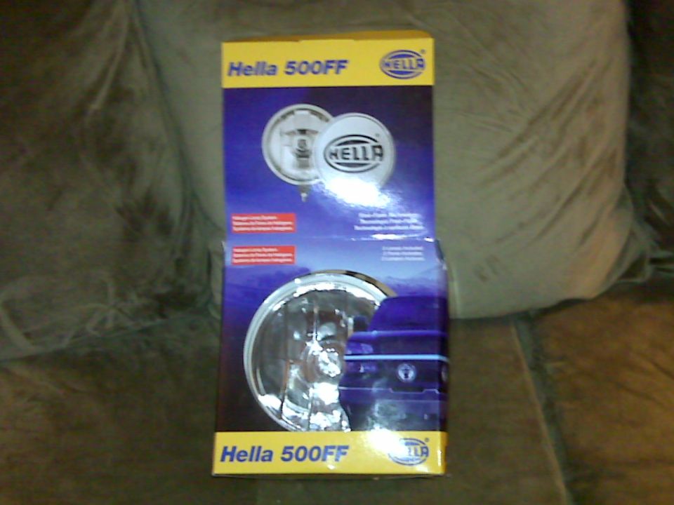 Box for Hella 500FF fog lights, showing a picture of the lights and a blue vehicle