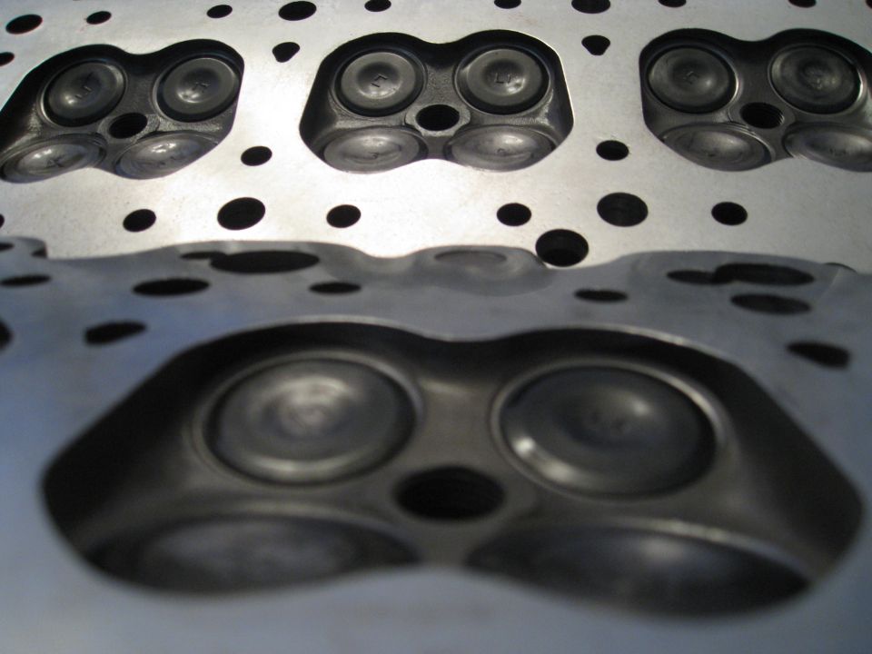 Engine cylinder head with combustion chambers and valves