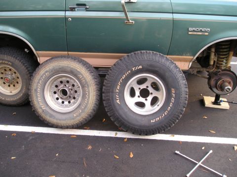1989 Ford Bronco - 32's next to the 35's