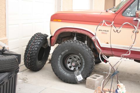 1986 Ford Bronco - clear view of front tire, you can see the tread design. these things throw snow!
