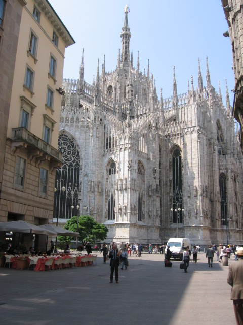 1995 Ford Bronco - duomo in Milan, third largest in the world