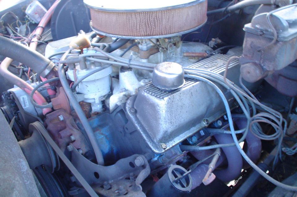Engine bay with Ford valve covers, air cleaner, and distributor