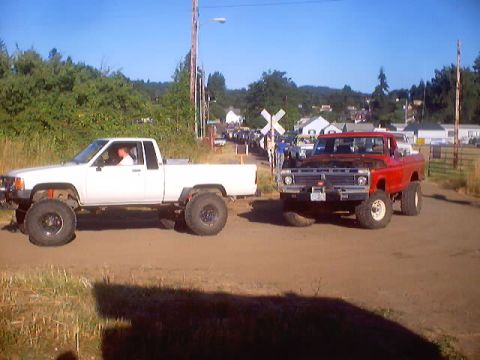 1976 Ford F-100 - Line of competitors Waiting to get in.