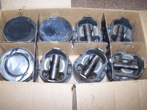 1995 Ford Bronco - A box contains eight pistons, some showing carbon buildup, with the SuperMotors.net logo visible at the bottom right.