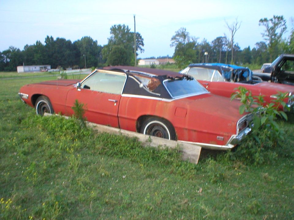 This T-bird has a new engine, but its restoration was stopped.