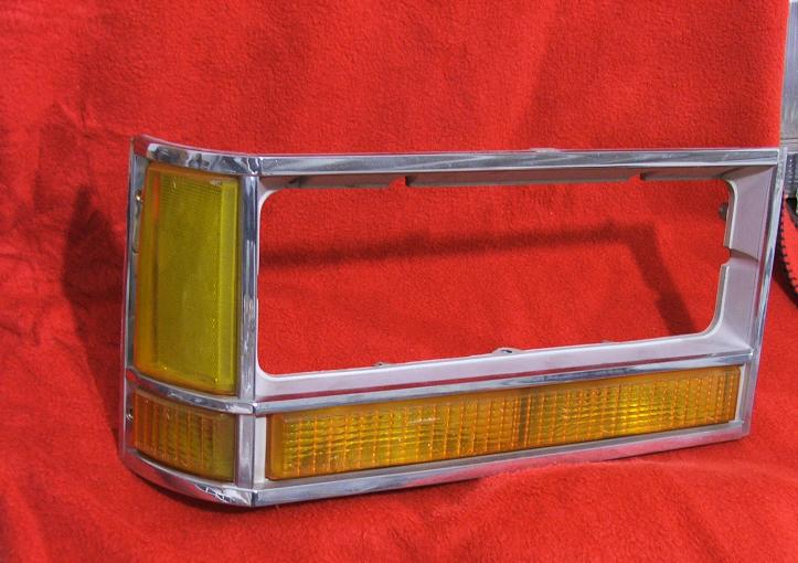 Chrome-trimmed tail light assembly with amber lenses