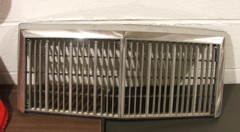 Chrome vehicle grille with vertical bars