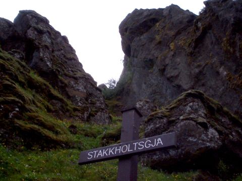 1996 Ford Bronco - A sign indicates the path to Stakkholtsgja, a canyon surrounded by moss-covered rocks.