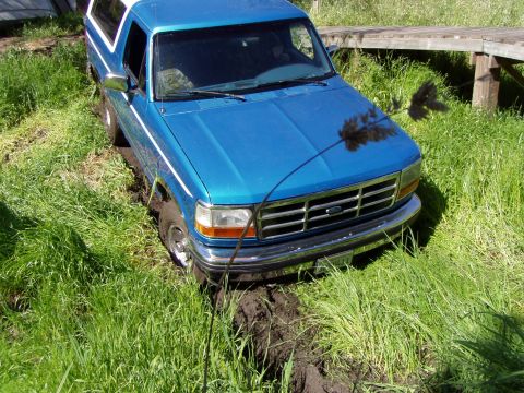1995 Ford Bronco - Stuck in my own creek with bald a/t's