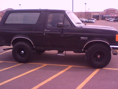 1988 Ford Bronco - Got some new 15x10 D window wheels of Craigslist for $50! Put some 33x12.50's on to give the truck a meatier look!