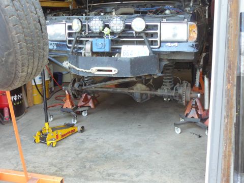 1991 Ford Bronco - Front axle and suspension of a 1991 Ford Bronco undergoing maintenance.