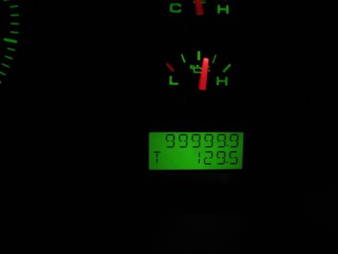 2004 Ford F-150 - The digital display shows maximum mileage and temperature, with an oil pressure gauge indicating low levels.