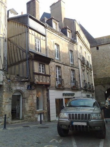 1991 Ford LTD Crown Victoria - Photograph of a Jeep Grand Cherokee on a European cobblestone street, not a technical document.