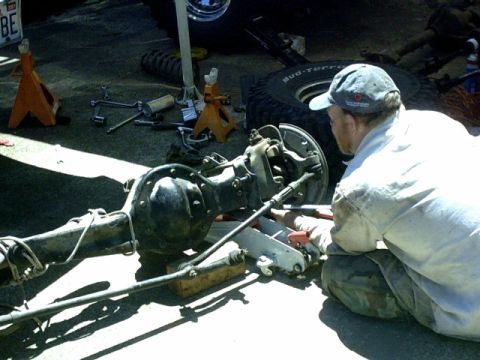 1995 Ford Bronco - Bob pulling out the TTB to put on the new radius arms