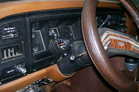 1982 Ford E350 - Aftermarket gauge installed on the steering column of a 1982 Ford E350.
