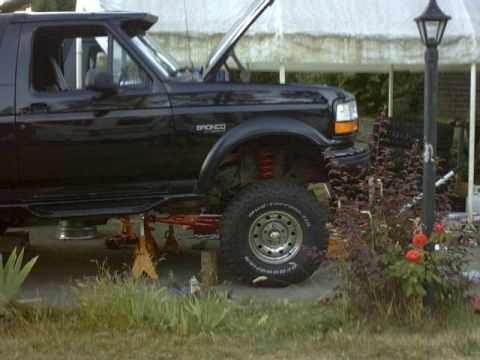 1995 Ford Bronco - Front is back under, Dinner time