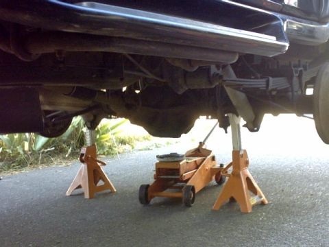 1995 Ford Bronco - This is how the rear end looked prior to putting in the rear leafs. We should have secured my rig on the frame but just didn't have the equ…