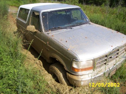1995 Ford Bronco - I got the front diff jammed on the other side of this pit. I needed mo' clearance and some lockers.