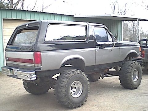 1987 Ford Bronco - This lifted 1987 Ford Bronco features a two-tone paint scheme and aggressive off-road tires.