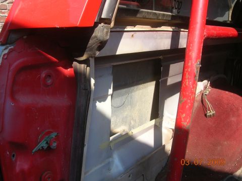 1985 Ford Bronco - hole cut in inner quarter