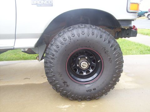 1995 Ford Bronco - The line looks suprisingly smooth from the side. No hitting the fender anymore on the trails. Overall pleased with the results.