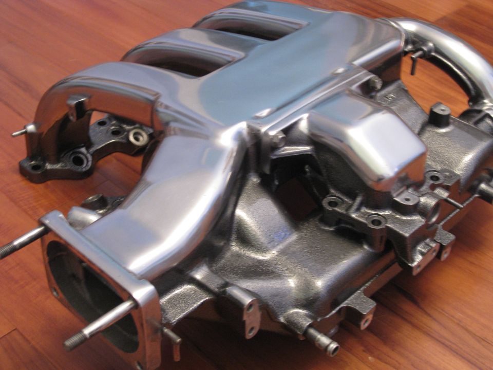 Polished intake manifold with Supermotors logo