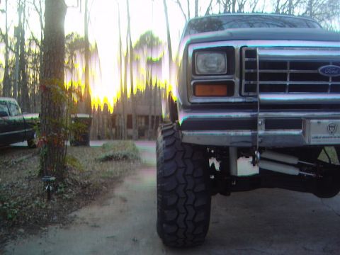 1986 Ford Bronco - Hard to see, but if you look down the length of the side, and copare the belly stripe to the top of the front and rear tires, you can see t…