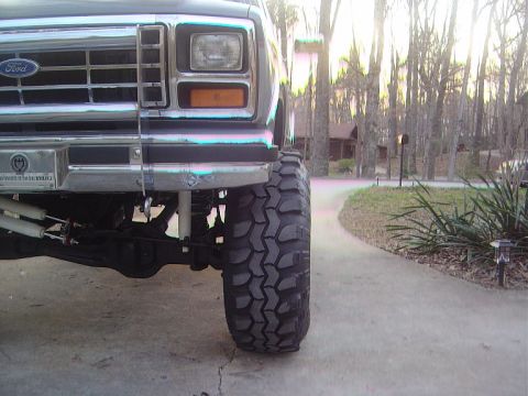 1986 Ford Bronco - Hard to see, but if you look down the length of the side, and copare the belly stripe to the top of the front and rear tires, you can see t…