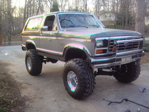 1986 Ford Bronco - It looks like the nose is higher, but it's not. Pree 87 Ford trucks have larger/taller front fenders than rear fenders .