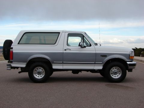 1995 Ford Bronco - This Ford Bronco's body style indicates it is from the 1992-1996 generation, not a 1995 model.
