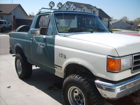 1989 Ford Bronco - This 1989 Ford Bronco features a two-tone paint scheme and is equipped for off-road use.